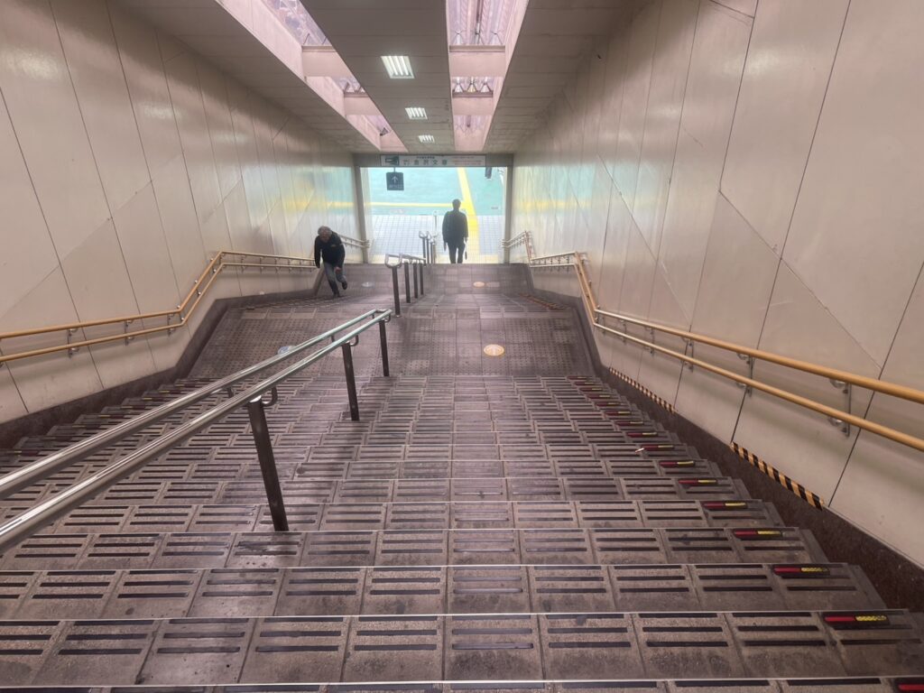 金沢文庫駅東口への階段